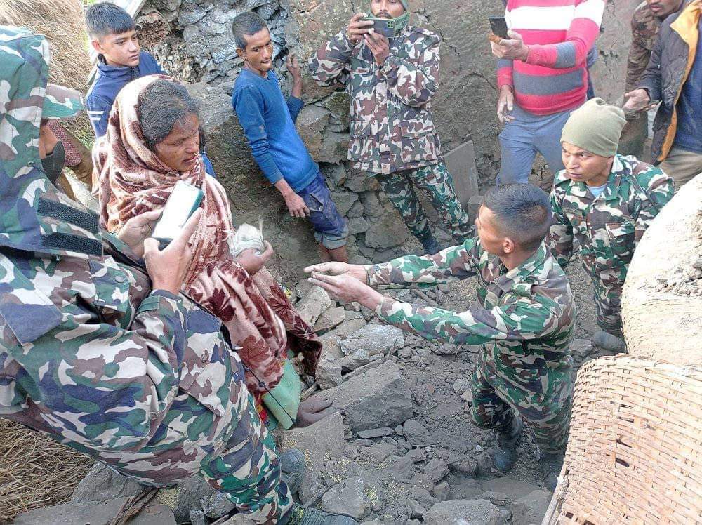 डोटीमा भूकम्प, उद्धारमा सेना (तस्वीरहरू)